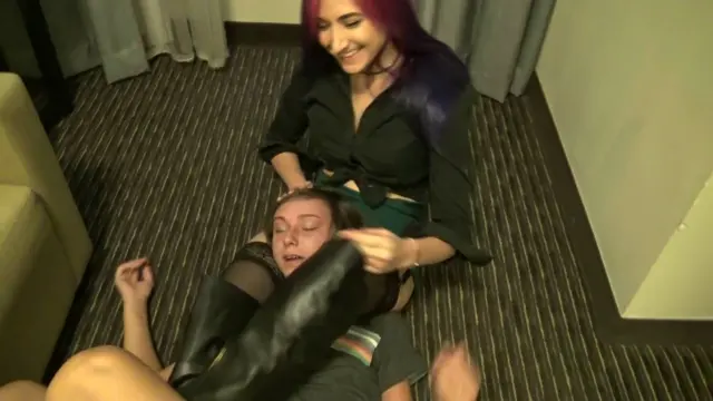 Poster: Reality Girls Scissors - Amadahy Makes Her Cry